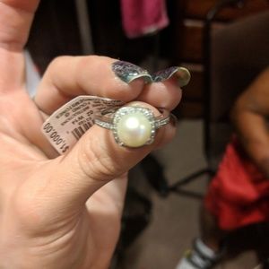 Dimond and pearl ring